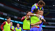 El uruguayo Jonathan Rodríguez celebra su gol con la banca.