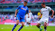 Orbelín Pineda controla el balón en partido entre Cruz Azul y FC Juárez.