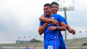 Jugadores de Cruz Azul festejan un gol en partido ante León.