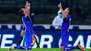 Jugadores de Cruz Azul festejan un gol en partido ante León.