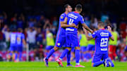 Jugadores de Cruz Azul celebran un gol.