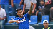 Walter Montoya celebra un gol con Cruz Azul.