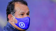El entrenador de Cruz Azul Juan Reynoso.