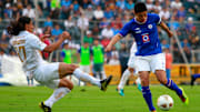 Jugador de Cruz Azul controla el balón ante la presión de un jugador de los Pumas UNAM.