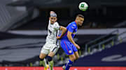Jugador de Cruz Azul pelea un balón ante un rival de los Pumas UNAM.