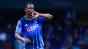 El jugador Bryan Angulo celebra un gol con Cruz Azul.