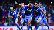 Jugadores de Cruz Azul celebran un gol.