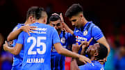 Jugadores de Cruz Azul celebran un gol.