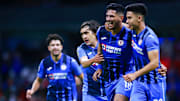 Jugadores de Cruz Azul celebran un gol.