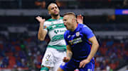 El brasileño Matheus Dória de Santos Laguna y el uruguayo Jonathan Rodríguez de Cruz Azul durante la gran final del Guard1anes 2021.