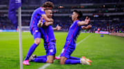 Jugadores de Cruz Azul celebran un gol.
