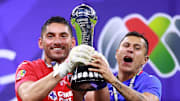 José de Jesús Corona, Julio César Domínguez levantando el trofeo de la Liga MX 