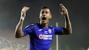 Milton Caraglio celebra un gol con el equipo de Cruz Azul.
