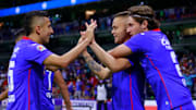 Jugadores de Cruz Azul celebran un gol.
