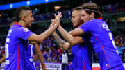 Roberto Alvarado, Jonathan Rodríguez y Santiago Giménez celebran el pase de Cruz Azul a las semifinales del Guard1anes 2021.