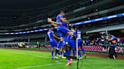 Jugadores de Cruz Azul celebran un gol.