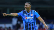 El futbolista Bryan Angulo celebra un gol.