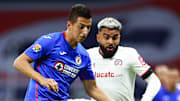 Roberto Alvarado y el argentino Alexis Canelo disputando el balón.