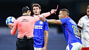 Santiago Giménez  y el uruguayo Jonathan Rodríguez reclamando al árbitro Óscar Macías, tras haber intervenido en una jugada de gol.