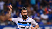 Brasiliense afirma que Douglas estaria fechando com time da Libertadores; representantes deixam futuro do meia em aberto.