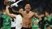 Enzo celebrando