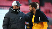 Jürgen Klopp stärkt Alisson Becker nach seinem doppelten Patzer gegen Manchester City den Rücken (v.l.)