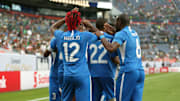 Jugadores de Martinica celebran un gol.