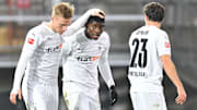 Breel Embolo (m.) erzielte den Siegtreffer in Bielefeld.