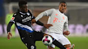 Bei einem Freistoß der Arminia im Blickpunkt: Bayern-Rückkehrer Douglas Costa (r.)