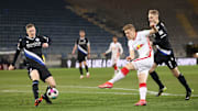 Marcel Halstenberg muss das Spitzenspiel gegen die Bayern in der Isolation verfolgen