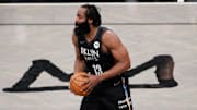 James Harden trata de llegar en buena condición física a la temporada 2021-22 de la NBA