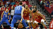 Luka Doncic en pleno duelo con James Harden