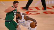 Doncic y LeBron chocaron en el duelo de Navidad entre Mavericks y Lakers