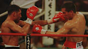 Oscar de la Hoya y Chávez en el recordado combate de boxeo profesional "Ultimate Glory" (1996)