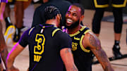 Davis y James celebrando tras la segunda victoria ante los Nuggets