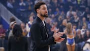 Klay Thompson continuará viendo los juegos de los Warriors desde la banca por lesión