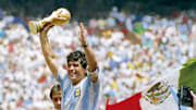 Diego Maradona levanta la Copa del Mundo en 1986.
