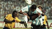Simeone pone empeño para ganar un balón que luego ingresará cinco veces en la portería de Goycochea.