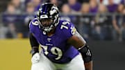 Stanley es uno de los jugadores que se encarga de proteger al quarterback Lamar Jackson