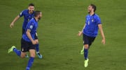 Locatelli, Jorginho y Bonucci celebran un gol de Italia