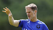 Frank de Boer visé par une banderole