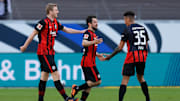 Amin Younes wird für sein Traumtor gegen den FC Bayern gefeiert