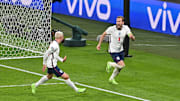 Kane e Foden festeggiano il gol del 2-1