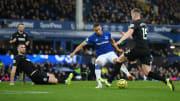 Brighton e Everton se enfrentam pela Premier League. 