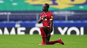 Alle knien, einer rennt: Nach seinem Solo-Sprint ging Sadio Mané dann doch zu Boden