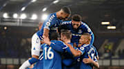 Everton players celebrate Sigurdsson's penalty 