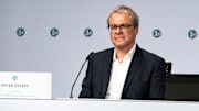 Peter Peters geht auch auf Schalke noch immer ein und aus (hier: DFB-Meeting)