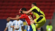 FBL-2021-COPA AMERICA-ARG-PAR - Martínez tratando de contener la pelota.