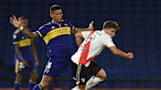 FBL-ARG-BOCA-RIVER - Julián Álvarez se saca de encima a Marcos Rojo.