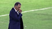 FBL-ARG-BOCA-TALLERES - Miguel Ángel Russo, con rostro preocupado.